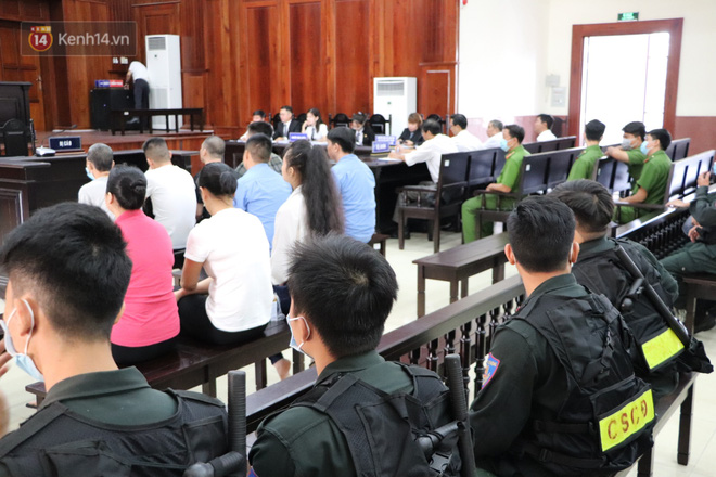 Ông trùm ma túy Văn Kính Dương bình tĩnh đến tòa, liên tục quay lại phía sau nói chuyện với người tình Ngọc Miu-19