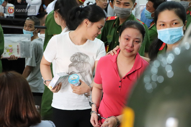 Ông trùm ma túy Văn Kính Dương bình tĩnh đến tòa, liên tục quay lại phía sau nói chuyện với người tình Ngọc Miu-20