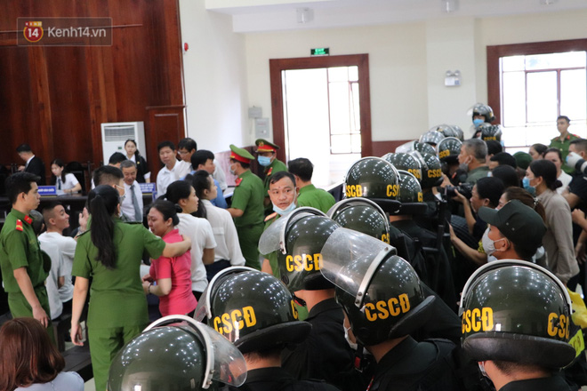 Ông trùm ma túy Văn Kính Dương bình tĩnh đến tòa, liên tục quay lại phía sau nói chuyện với người tình Ngọc Miu-18