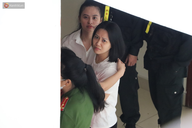 Ông trùm ma túy Văn Kính Dương bình tĩnh đến tòa, liên tục quay lại phía sau nói chuyện với người tình Ngọc Miu-2