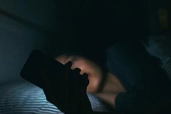 Liên tục thức khuya chơi game, 3 nữ sinh bị suy buồng trứng sớm, có thể vô sinh