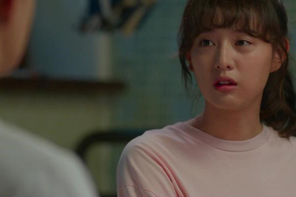 Nghe lén mẹ chồng bêu riếu chuyện phòng the của con dâu với hàng xóm, chị vợ liền có hành động đáp trả gay gắt khiến bà tái mặt-3