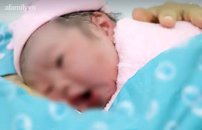 Bất ngờ vụ nữ sinh lớp 7 tự sinh con trong nhà tắm: Công an khẳng định chưa tìm ra cha đứa bé, gia đình không hợp tác điều tra-1