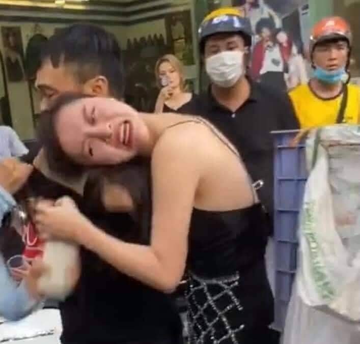 Tiểu tam phố Lý Nam Đế bị chê mặt nhựa phẫu thuật cùng chỗ với quản lý-1