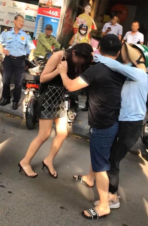 Tiểu tam phố Lý Nam Đế bị chê mặt nhựa phẫu thuật cùng chỗ với quản lý-2