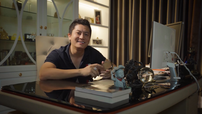 HOT: Sau khi được vợ doanh nhân cầu hôn lãng mạn, chồng nhà người ta tặng vợ siêu xe Porsche 911 bạc tỷ chơi Tết khiến dân mạng bội phần ga tô-2