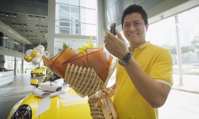 HOT: Sau khi được vợ doanh nhân cầu hôn lãng mạn, chồng nhà người ta tặng vợ siêu xe Porsche 911 bạc tỷ chơi Tết khiến dân mạng bội phần ga tô-4