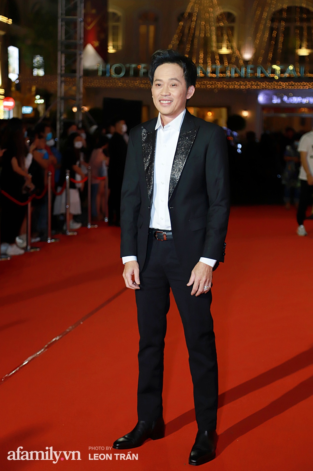 Thảm đỏ lễ trao giải Mai Vàng 26: Nghệ sĩ Hoài Linh gượng cười sau nhiều biến cố, Minh Hằng khoe vòng 1 căng đầy gợi cảm-2