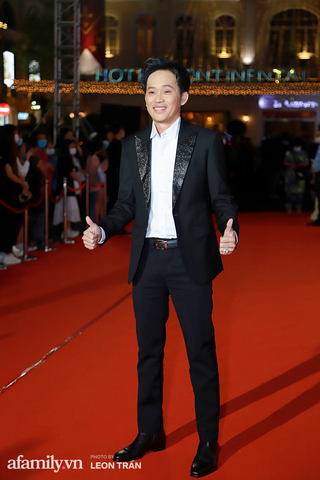 Thảm đỏ lễ trao giải Mai Vàng 26: Nghệ sĩ Hoài Linh gượng cười sau nhiều biến cố, Minh Hằng khoe vòng 1 căng đầy gợi cảm-3