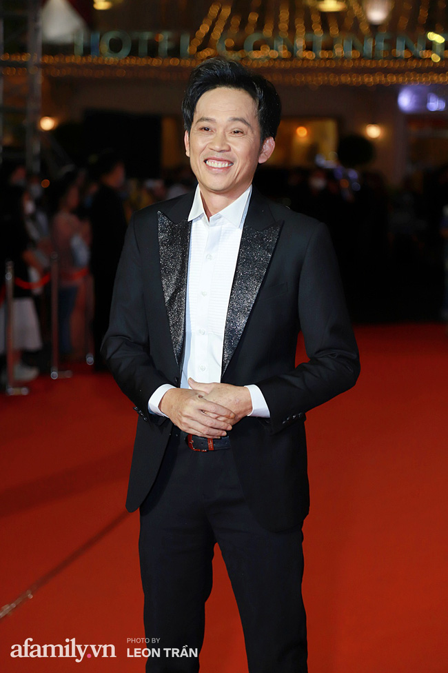 Thảm đỏ lễ trao giải Mai Vàng 26: Nghệ sĩ Hoài Linh gượng cười sau nhiều biến cố, Minh Hằng khoe vòng 1 căng đầy gợi cảm-1