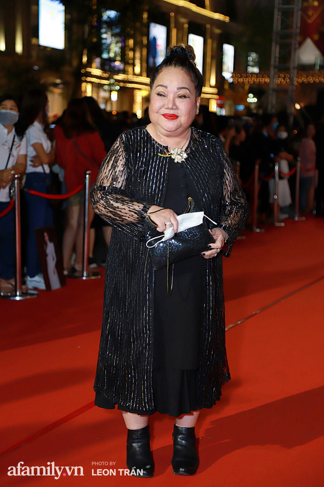 Thảm đỏ lễ trao giải Mai Vàng 26: Nghệ sĩ Hoài Linh gượng cười sau nhiều biến cố, Minh Hằng khoe vòng 1 căng đầy gợi cảm-4