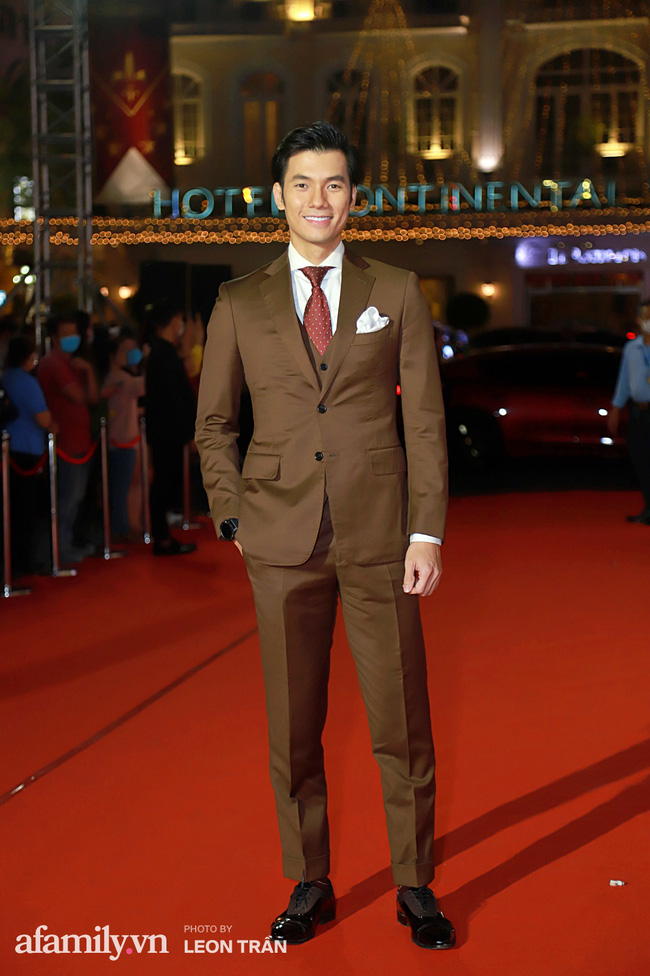 Thảm đỏ lễ trao giải Mai Vàng 26: Nghệ sĩ Hoài Linh gượng cười sau nhiều biến cố, Minh Hằng khoe vòng 1 căng đầy gợi cảm-5