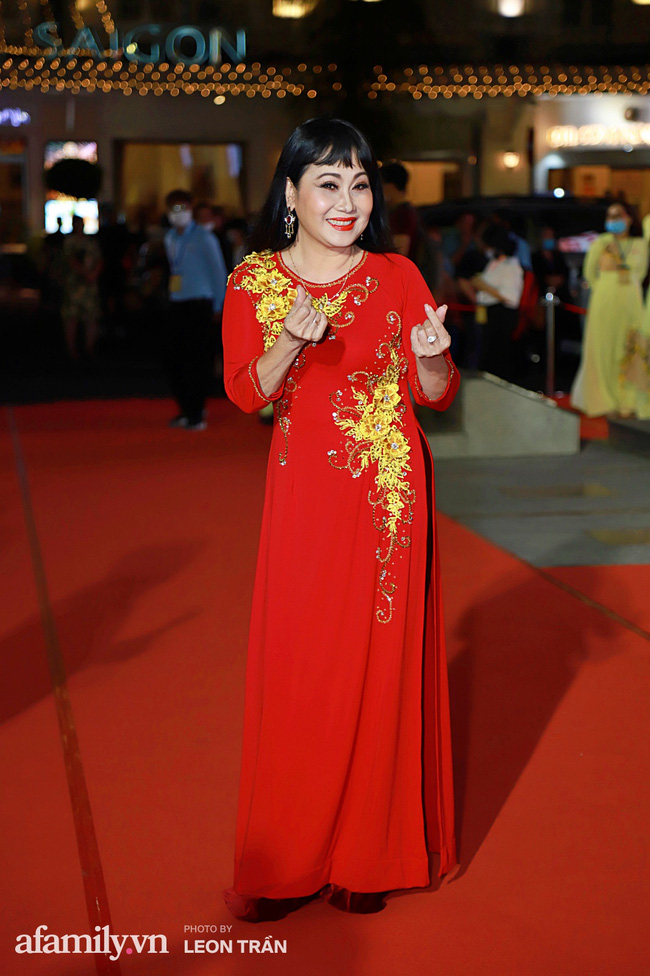 Thảm đỏ lễ trao giải Mai Vàng 26: Nghệ sĩ Hoài Linh gượng cười sau nhiều biến cố, Minh Hằng khoe vòng 1 căng đầy gợi cảm-15