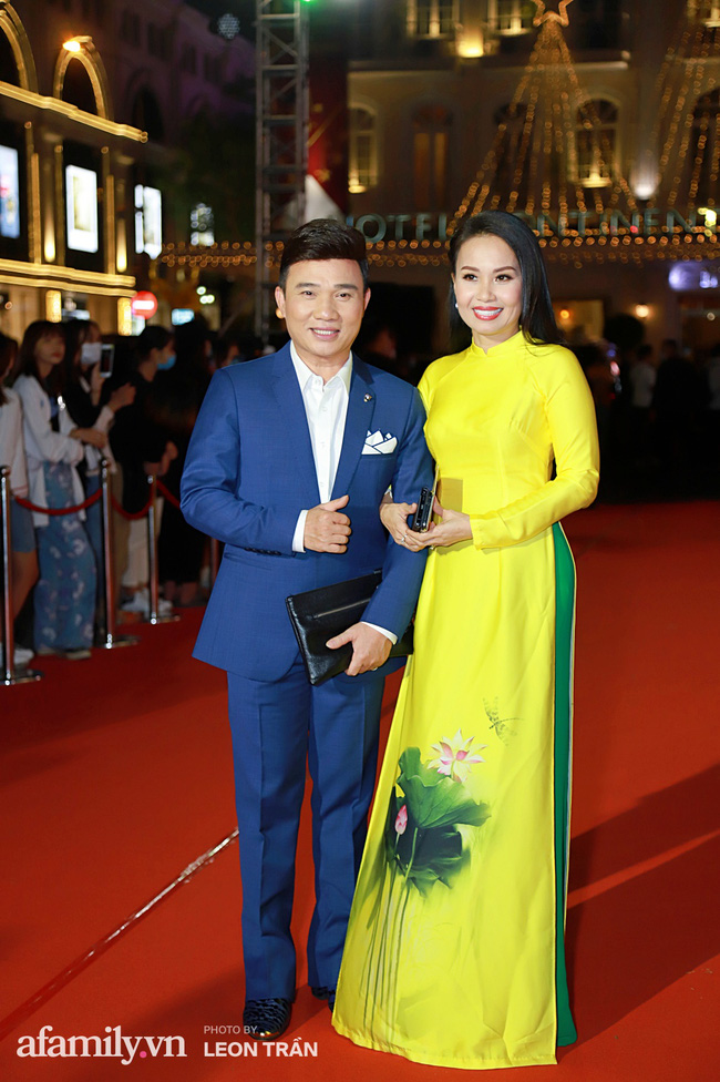 Thảm đỏ lễ trao giải Mai Vàng 26: Nghệ sĩ Hoài Linh gượng cười sau nhiều biến cố, Minh Hằng khoe vòng 1 căng đầy gợi cảm-6