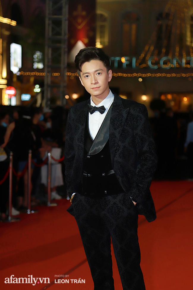 Thảm đỏ lễ trao giải Mai Vàng 26: Nghệ sĩ Hoài Linh gượng cười sau nhiều biến cố, Minh Hằng khoe vòng 1 căng đầy gợi cảm-9