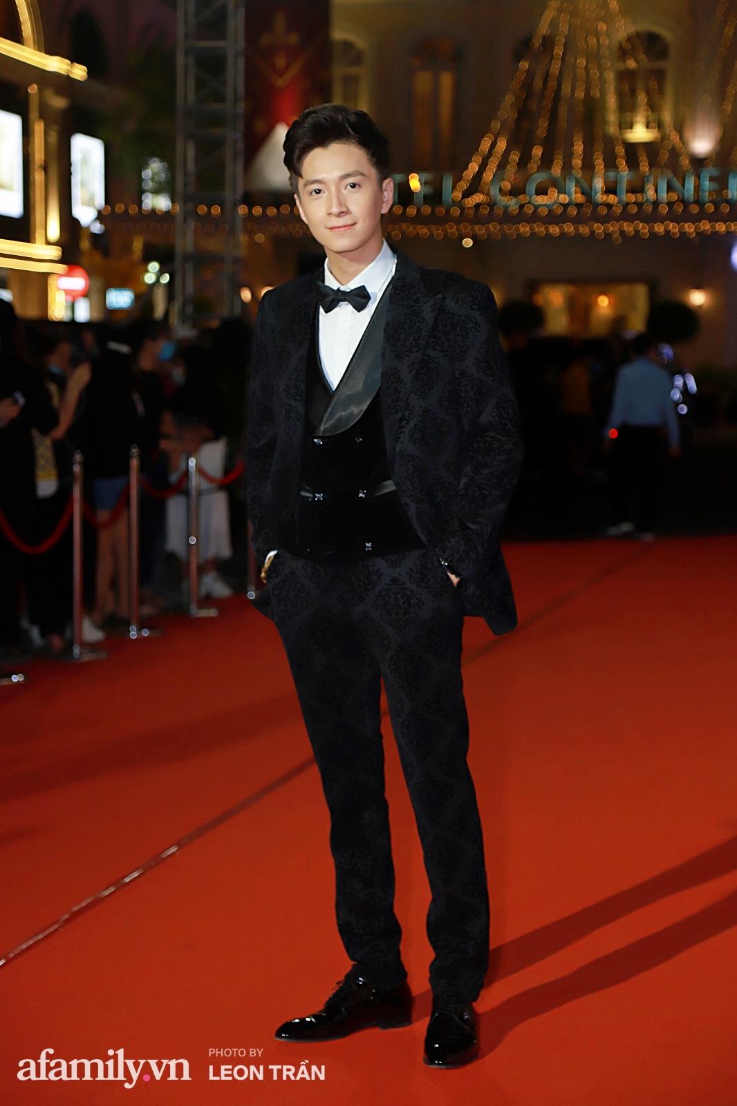 Thảm đỏ lễ trao giải Mai Vàng 26: Nghệ sĩ Hoài Linh gượng cười sau nhiều biến cố, Minh Hằng khoe vòng 1 căng đầy gợi cảm-10