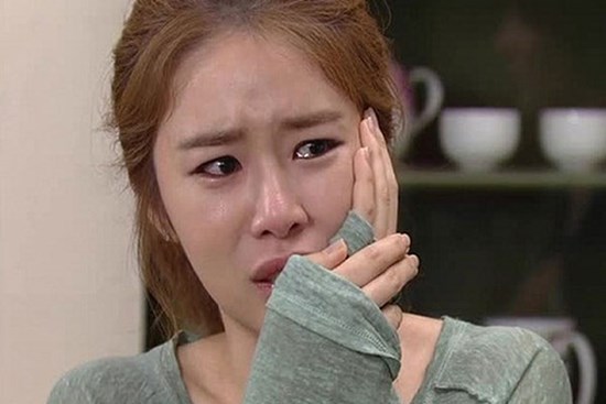 Đi công tác về thấy vợ trói mẹ ở góc nhà, tôi đánh vợ rồi gục xuống ân hận