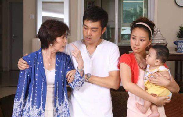 Đi công tác về thấy vợ trói mẹ ở góc nhà, tôi đánh vợ rồi gục xuống ân hận-2