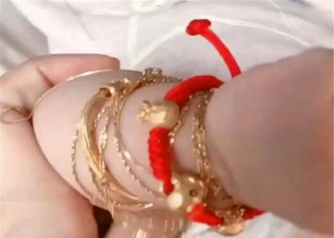 Mẹ đưa con yêu đi chụp ảnh đầy tháng, vừa nhìn tay em bé mà nhiếp ảnh gia không khỏi choáng váng-1