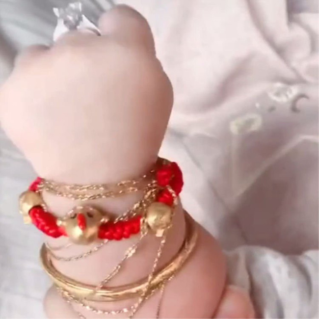 Mẹ đưa con yêu đi chụp ảnh đầy tháng, vừa nhìn tay em bé mà nhiếp ảnh gia không khỏi choáng váng-2