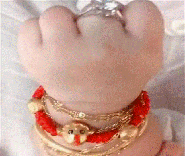 Mẹ đưa con yêu đi chụp ảnh đầy tháng, vừa nhìn tay em bé mà nhiếp ảnh gia không khỏi choáng váng-3