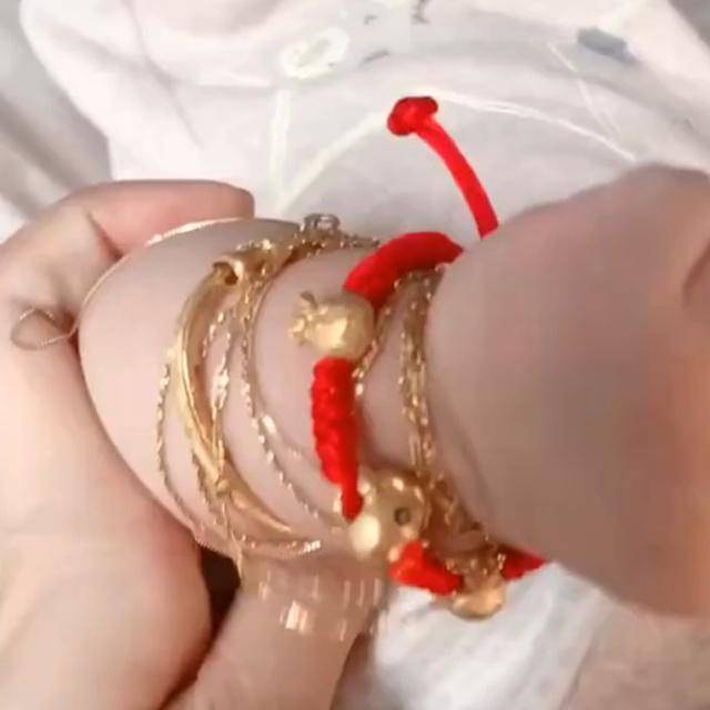 Mẹ đưa con yêu đi chụp ảnh đầy tháng, vừa nhìn tay em bé mà nhiếp ảnh gia không khỏi choáng váng-4