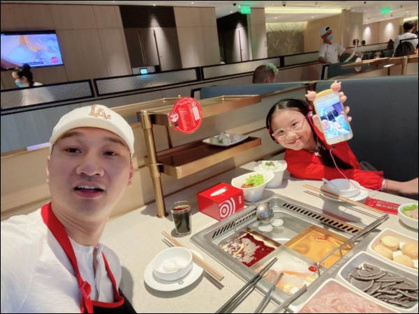 Con gái Thành Trung ra dáng chị cả, có hành động đáng yêu vào sinh nhật 2 em, điều mà không phải cô bé 10 tuổi nào cũng làm được-2