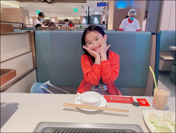 Con gái Thành Trung&nbsp;ra dáng chị cả, có hành động đáng yêu vào sinh nhật 2 em, điều mà không phải cô bé 10 tuổi nào cũng làm được-3