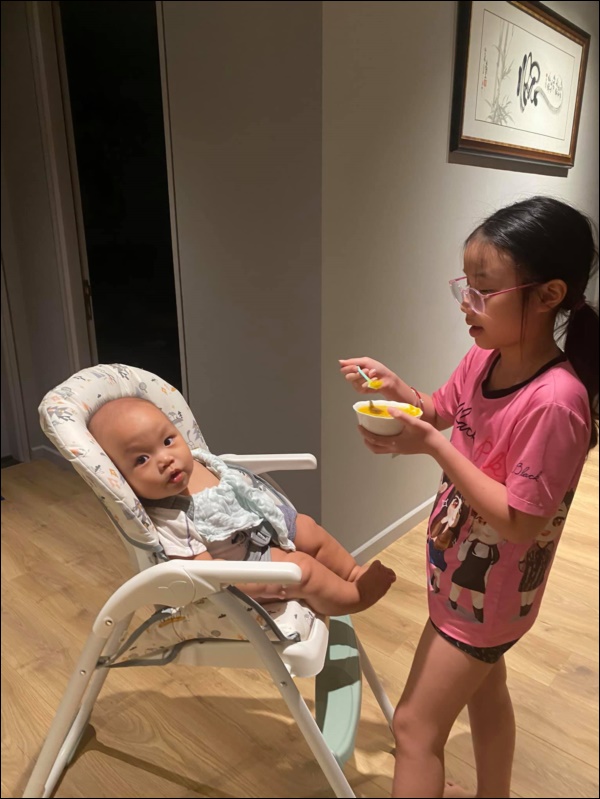 Con gái Thành Trung&nbsp;ra dáng chị cả, có hành động đáng yêu vào sinh nhật 2 em, điều mà không phải cô bé 10 tuổi nào cũng làm được-5