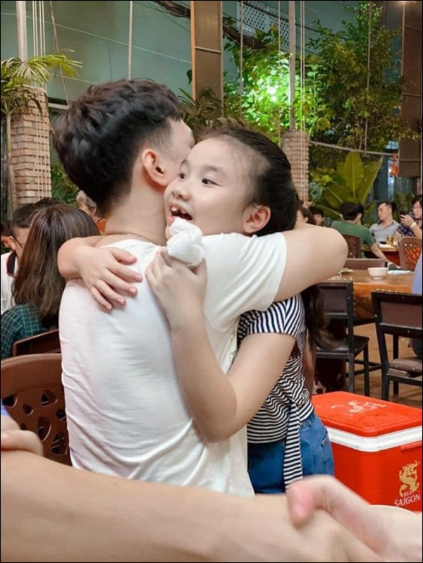 Con gái Thành Trung ra dáng chị cả, có hành động đáng yêu vào sinh nhật 2 em, điều mà không phải cô bé 10 tuổi nào cũng làm được-7