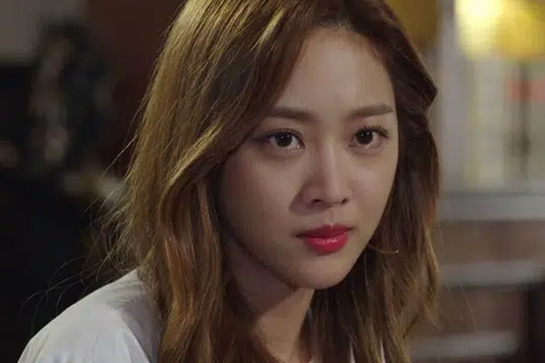 Đầu tư giỏ quà 2 triệu sang biếu mẹ chồng tương lai, cô gái vội vàng quay xe khi nhìn thấy bóng trắng mệt mỏi trong góc vườn-2