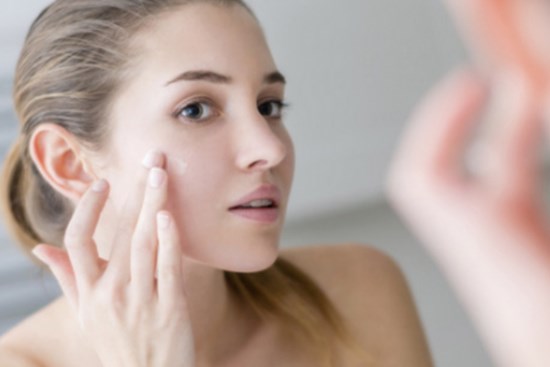 Bác sĩ khuyên chị em sắm 7 sản phẩm làm sáng da này để dùng từ giờ đến Tết là da trắng hồng căng bóng ngay