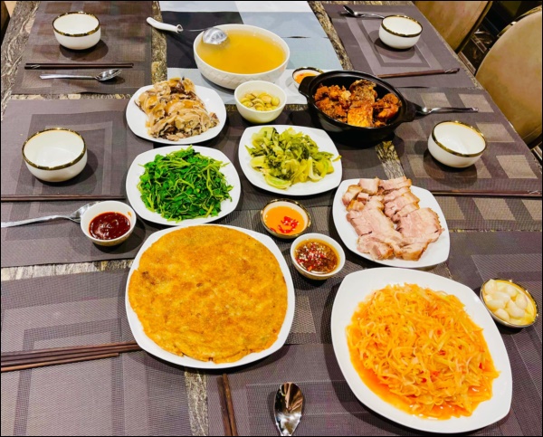 Lã Thanh Huyền đón Tết sớm, bàn ăn toàn món ngon truyền thống, riêng bánh chưng rán hấp dẫn&nbsp;hợp cảnh ngày đông&nbsp;lạnh-2