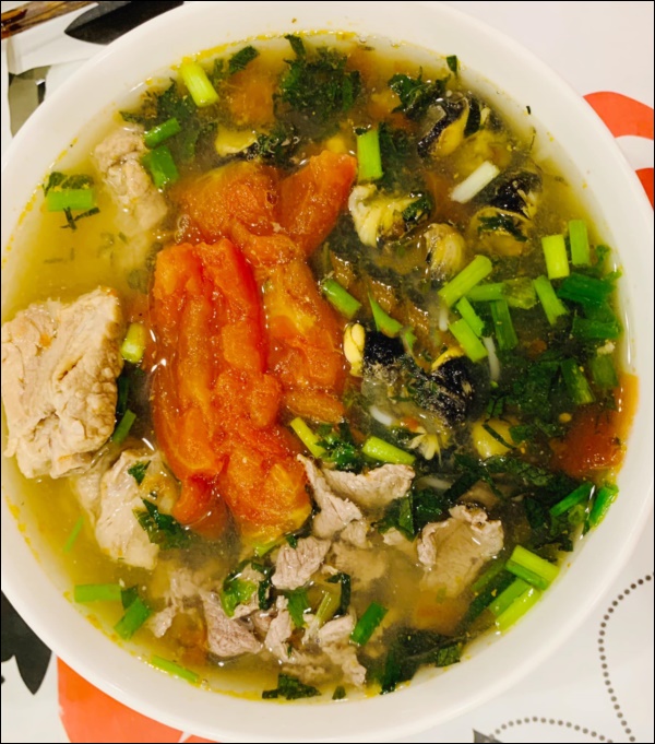 Lã Thanh Huyền đón Tết sớm, bàn ăn toàn món ngon truyền thống, riêng bánh chưng rán hấp dẫn&nbsp;hợp cảnh ngày đông&nbsp;lạnh-7