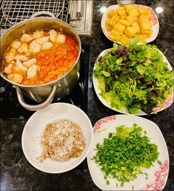 Lã Thanh Huyền đón Tết sớm, bàn ăn toàn món ngon truyền thống, riêng bánh chưng rán hấp dẫn&nbsp;hợp cảnh ngày đông&nbsp;lạnh-8