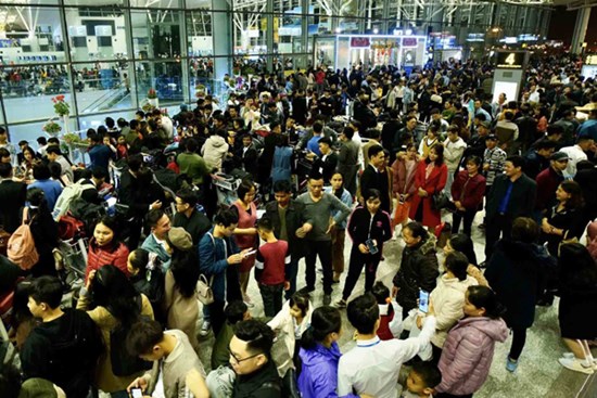 Tránh mua vé máy bay Tết quá cao, nhiều khách chọn bay “lệch” cao điểm