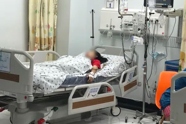 Hơn một kg đinh vít, thìa, lưỡi dao trong bụng bệnh nhân-2