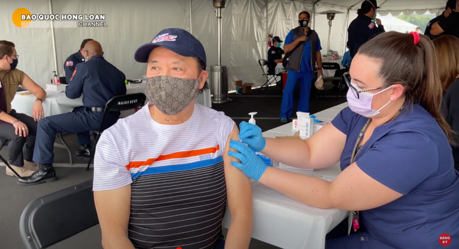 NSƯT Bảo Quốc được bà xã hộ tống đi tiêm vắc xin Covid-19-1