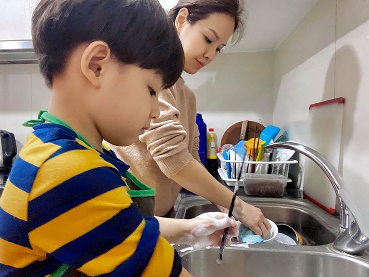 Chỉ 1 hành động làm đổ sữa, bà mẹ đã có cách dạy con cực kì hoàn hảo khiến những người trong quán ăn cũng phải tâm đắc-2