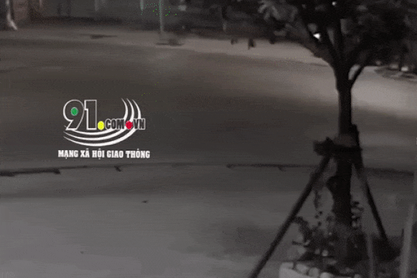 Clip: Kinh hoàng khoảnh khắc chiếc xe máy chạy tốc độ cao 