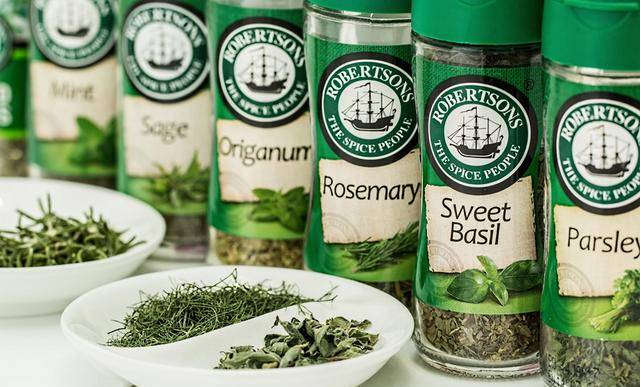 Đừng chỉ dùng lò vi sóng để hâm nóng thức ăn bởi nó còn có công dụng tuyệt vời như lột vỏ cà chua, vắt chanh... nữa đấy!-5