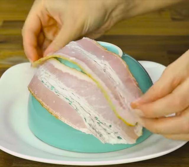 Đừng chỉ dùng lò vi sóng để hâm nóng thức ăn bởi nó còn có công dụng tuyệt vời như lột vỏ cà chua, vắt chanh... nữa đấy!-6