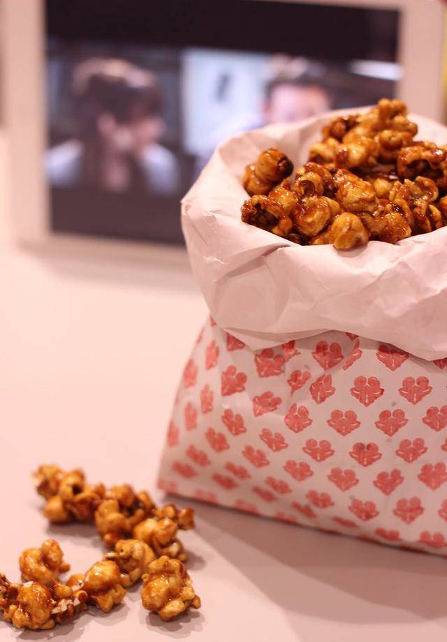 Đừng chỉ dùng lò vi sóng để hâm nóng thức ăn bởi nó còn có công dụng tuyệt vời như lột vỏ cà chua, vắt chanh... nữa đấy!-8