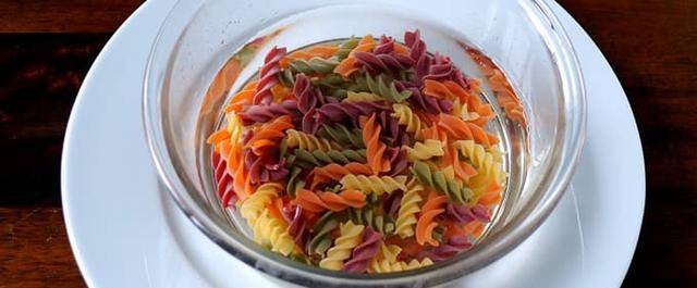 Đừng chỉ dùng lò vi sóng để hâm nóng thức ăn bởi nó còn có công dụng tuyệt vời như lột vỏ cà chua, vắt chanh... nữa đấy!-13