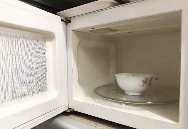 Đừng chỉ dùng lò vi sóng để hâm nóng thức ăn bởi nó còn có công dụng tuyệt vời như lột vỏ cà chua, vắt chanh... nữa đấy!-14