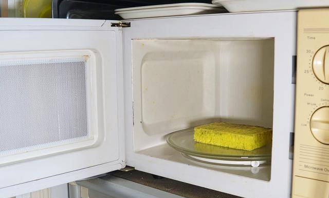 Đừng chỉ dùng lò vi sóng để hâm nóng thức ăn bởi nó còn có công dụng tuyệt vời như lột vỏ cà chua, vắt chanh... nữa đấy!-16