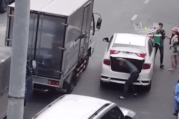 Bé gái đạp xe lao ra đường, ngay trước đầu container - cảnh tượng khiến bố mẹ suýt phải ôm hận-1