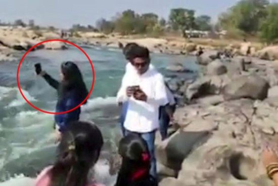 Đang selfie, cô gái trẻ chết thảm thương giữa dòng nước chảy xiết chỉ bởi 1 cú đẩy, đoạn clip hiện trường gây ám ảnh