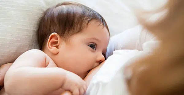 Mẹ bỉm sữa đau điếng người vì bị con cắn khi đang bú? Hãy dùng 2 thủ thuật này để giải quyết dễ dàng và không bao giờ phải trải qua cơn đau tương tự-3