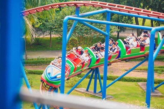 Nữ sinh kể lại giây phút kinh hoàng toa tàu lượn vỡ đôi, văng khỏi đường ray: Mở mắt thấy bạn bị khung xe chèn vào bụng, rơi xuống dưới bãi cỏ